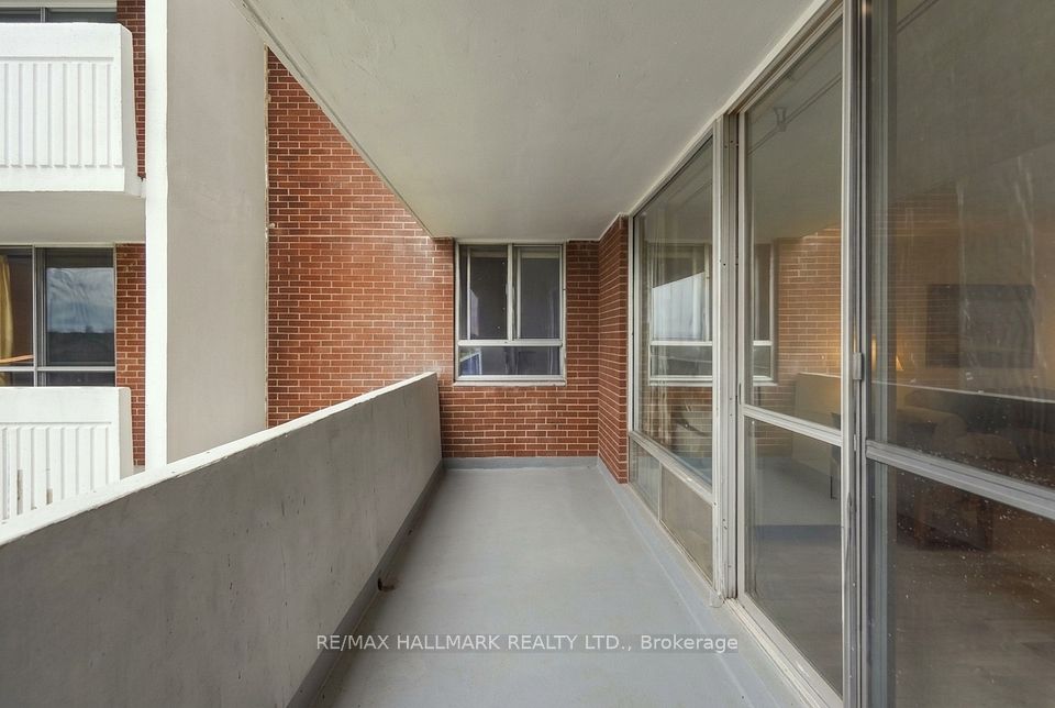 1 Massey Square 1419, Toronto, ON M4C 5L4 13