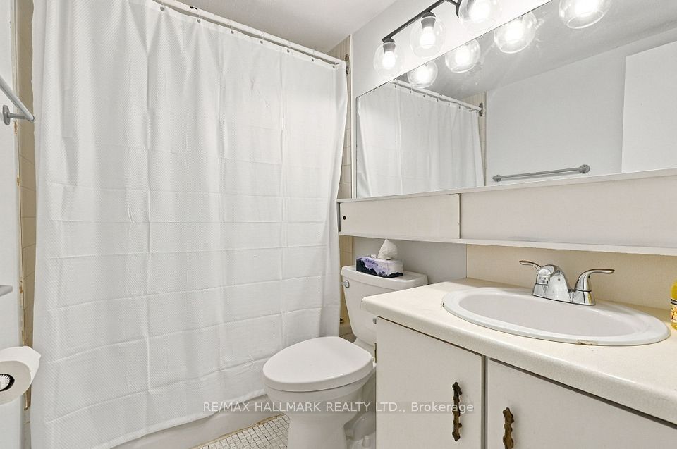 1 Massey Square 1419, Toronto, ON M4C 5L4 11