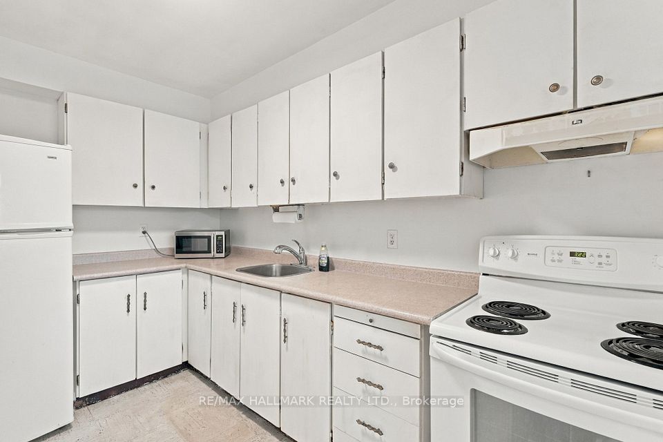 1 Massey Square 1419, Toronto, ON M4C 5L4 6