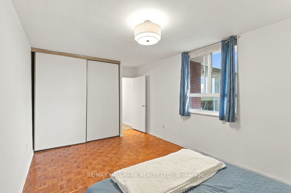 1 Massey Square 1419, Toronto, ON M4C 5L4 10