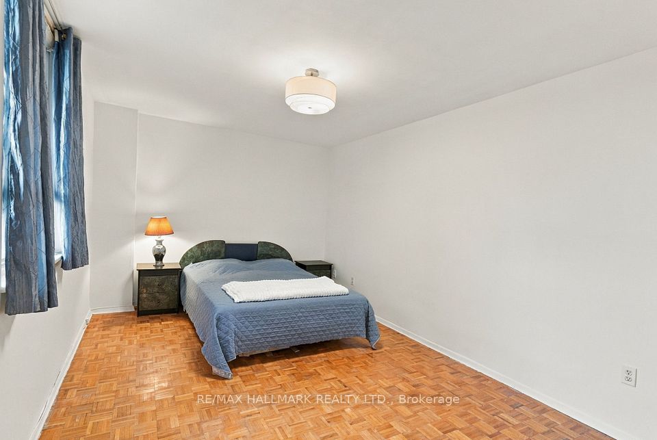 1 Massey Square 1419, Toronto, ON M4C 5L4 9