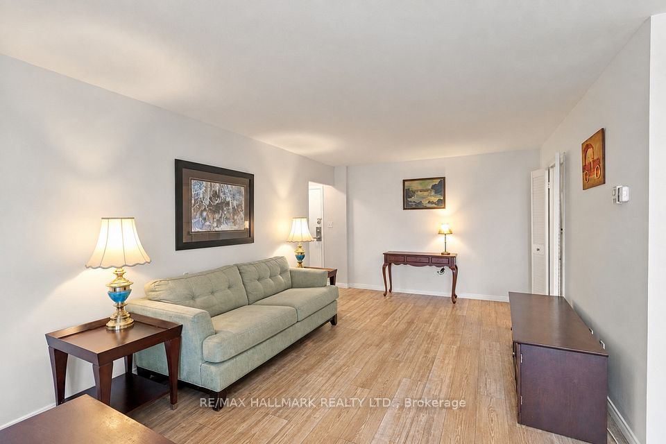 1 Massey Square 1419, Toronto, ON M4C 5L4 2