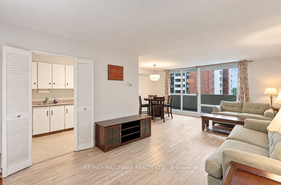1 Massey Square 1419, Toronto, ON M4C 5L4 8
