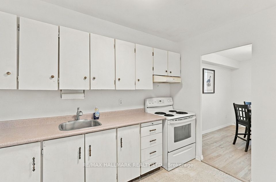 1 Massey Square 1419, Toronto, ON M4C 5L4 7