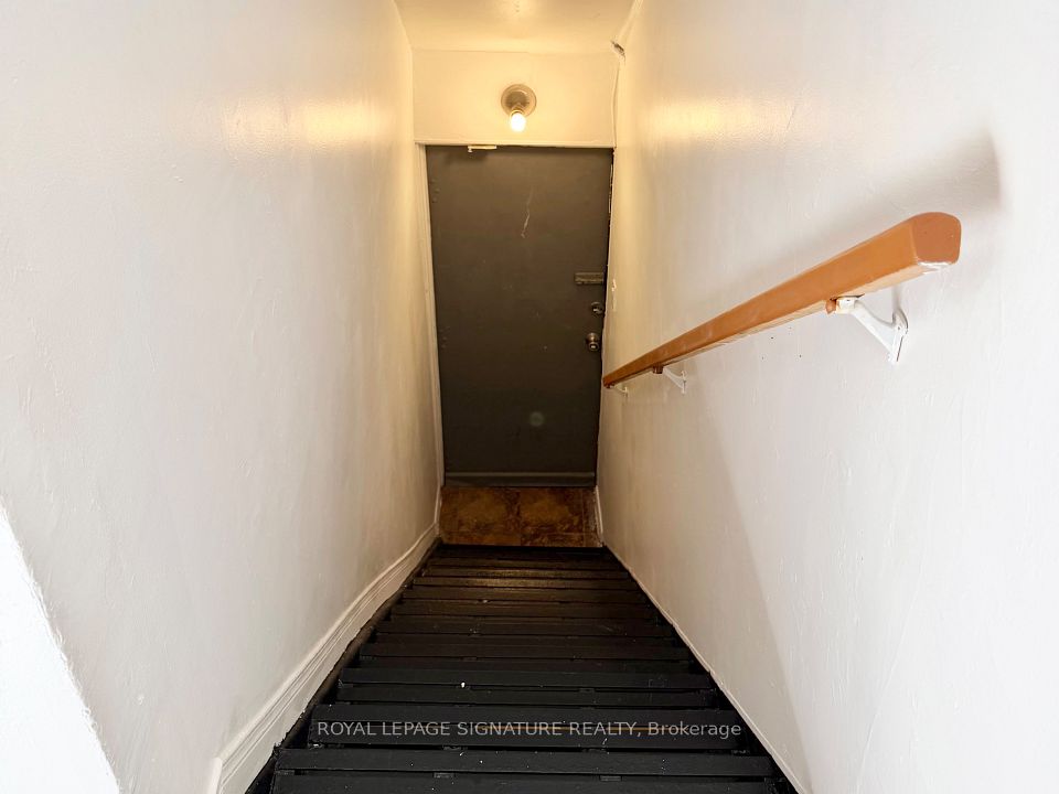 455 B Danforth Avenue 2nd Flr, Toronto, ON M4K 1P1 12