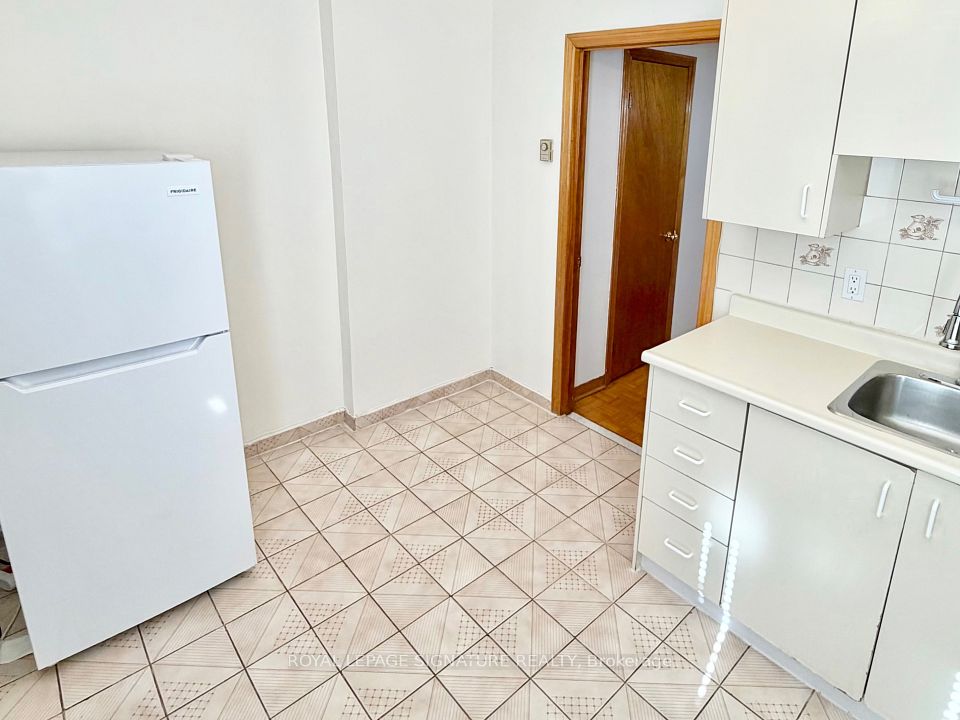 455 B Danforth Avenue 2nd Flr, Toronto, ON M4K 1P1 2