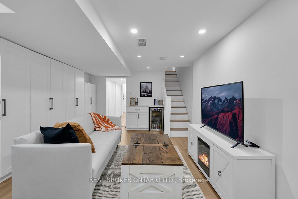 23 Aldridge Avenue, Toronto, ON M4C 3W3 24