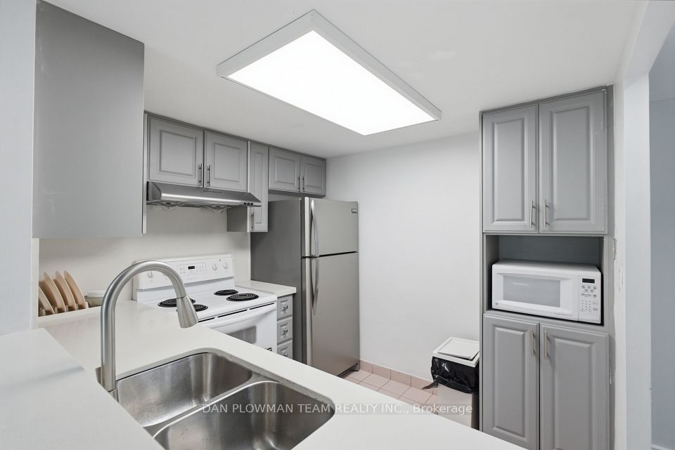8 Lee Centre Drive 913, Toronto, ON M1H 3H8 8