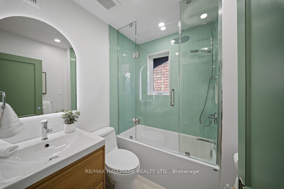 34 Highcroft Road, Toronto, ON M4L 3G2 16
