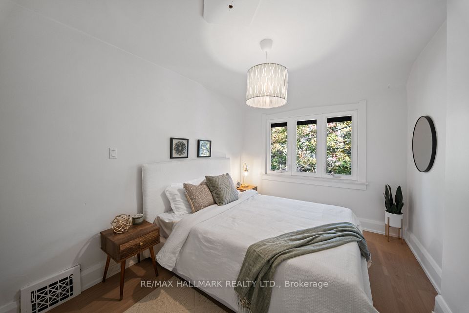 34 Highcroft Road, Toronto, ON M4L 3G2 12