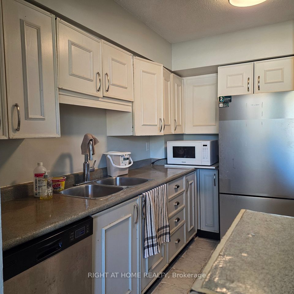 454 Centre Street 410, Oshawa, ON L1H 4C2 3