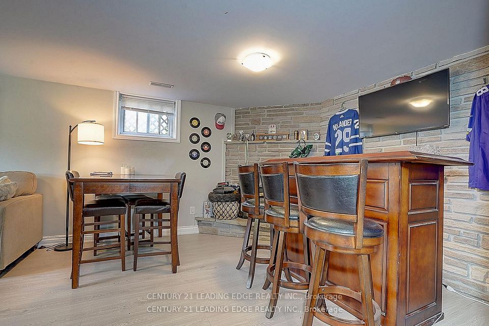 284 Dover Street BSMT, Oshawa, ON L1G 6G6 8