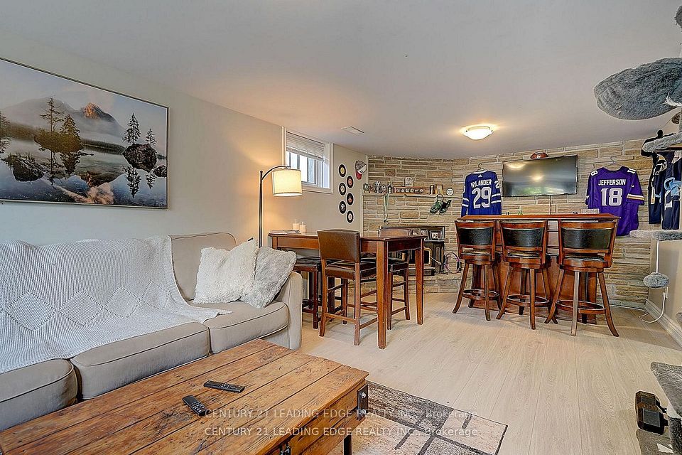 284 Dover Street BSMT, Oshawa, ON L1G 6G6 5