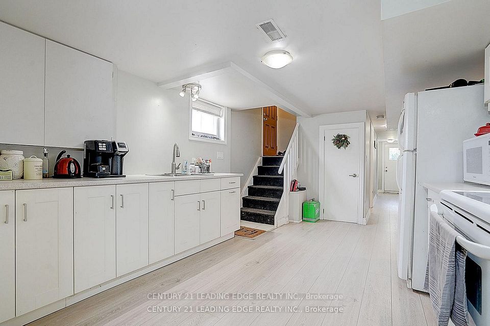 284 Dover Street BSMT, Oshawa, ON L1G 6G6 3