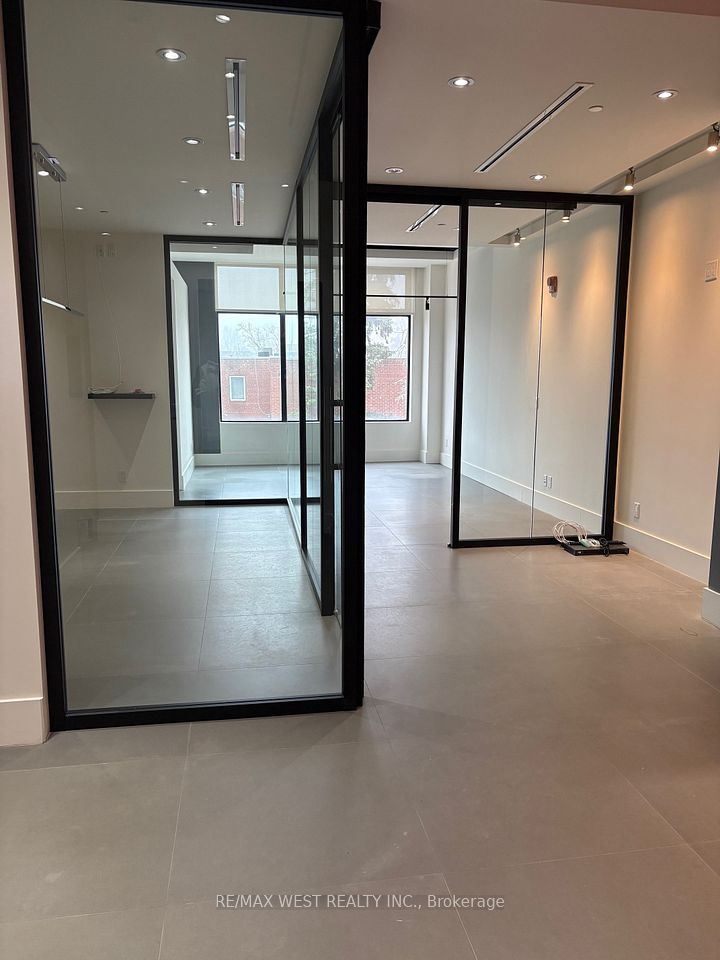 10376 Yonge Street 307, Richmond Hill, ON L4C 3B8