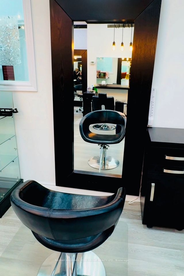 17335 Yonge Street 5-Chair#1, Newmarket, ON L3Y 8Z2