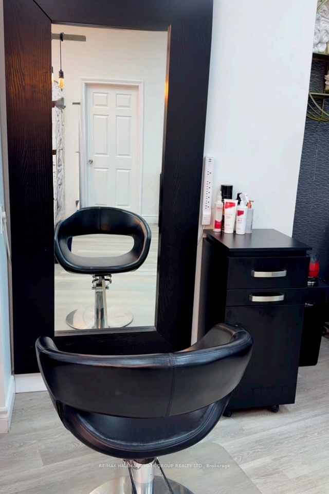 17335 Yonge Street 5-Chair #2, Newmarket, ON L3Y 8Z2