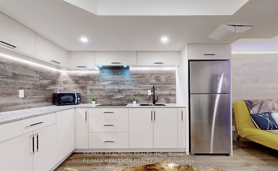 Att/Row/Townhouse at 83 Banbrooke Crescent, Newmarket, ON L3X 2W9, Newmarket