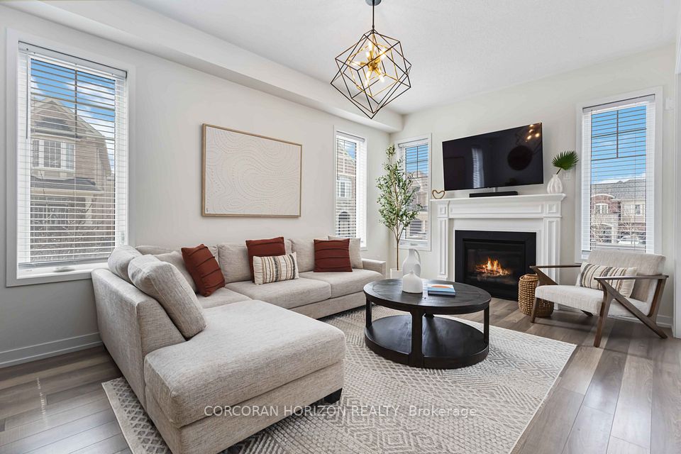 Att/Row/Townhouse at 81 Dundonald Trail, Newmarket, ON L3Y 0E1, Newmarket