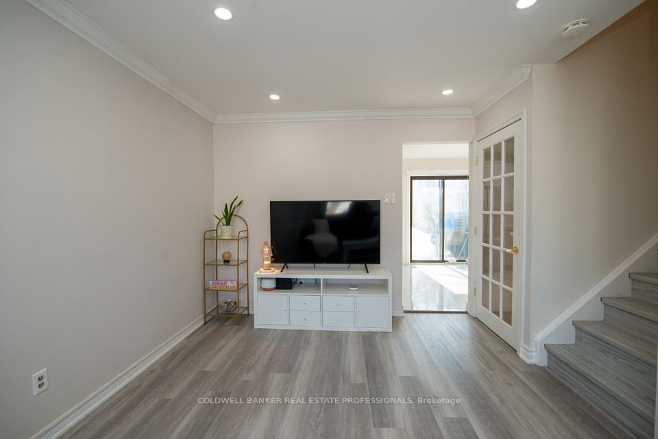 Semi-Detached  at 781 Sunnypoint Drive, Newmarket, ON L3Y 2Z7, Newmarket