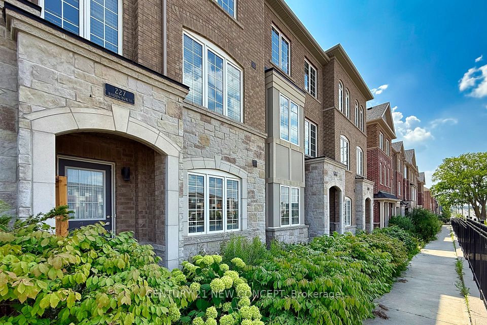 Att/Row/Townhouse at 227 Harding Park Street, Newmarket, ON L3Y 0E3, Newmarket