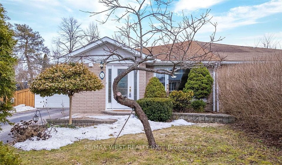 Semi-Detached  at 5 Mcdonald Drive BSMT, Aurora, ON L4G 2T4, Aurora