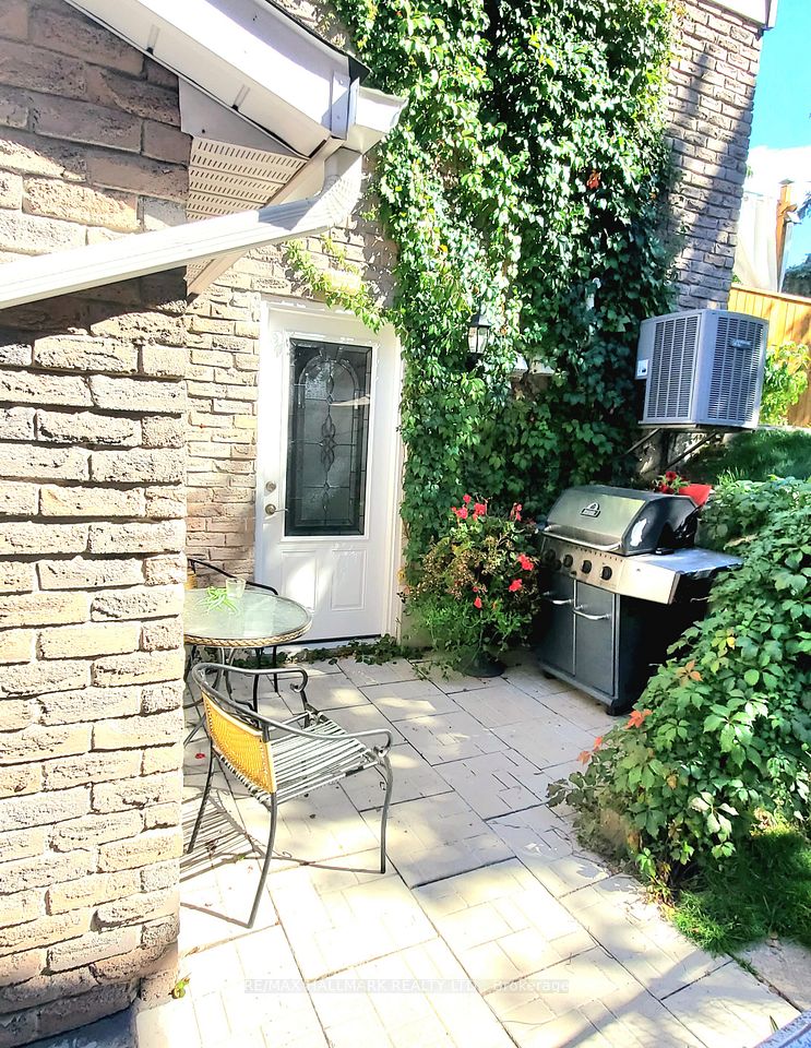 Detached at 928 Wayne Drive Walk out Basement, Newmarket, ON L3Y 5T8, Newmarket