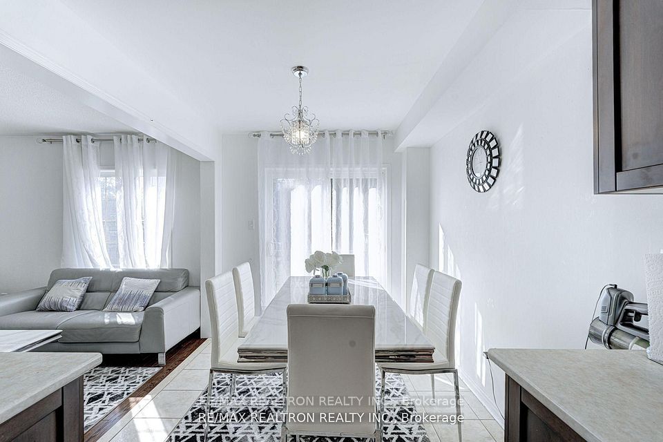 Att/Row/Townhouse at 88 Banbrooke Crescent, Newmarket, ON L3X 2W9, Newmarket