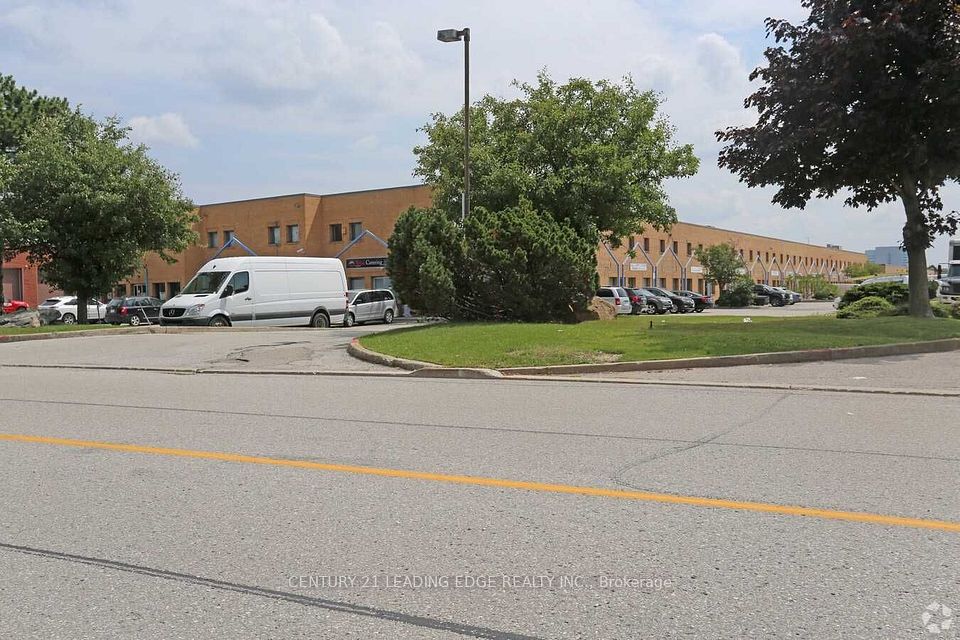 167 Applewood Crescent 15, Vaughan, ON L4K 4K7