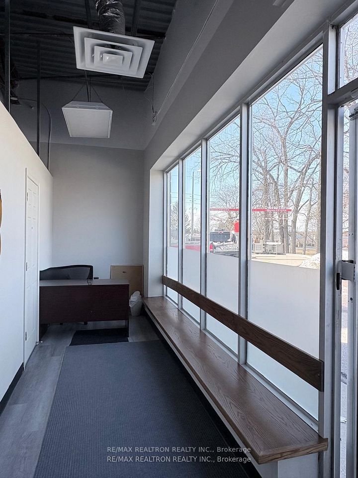 2 Allaura Boulevard 4, Aurora, ON L4G 3S6