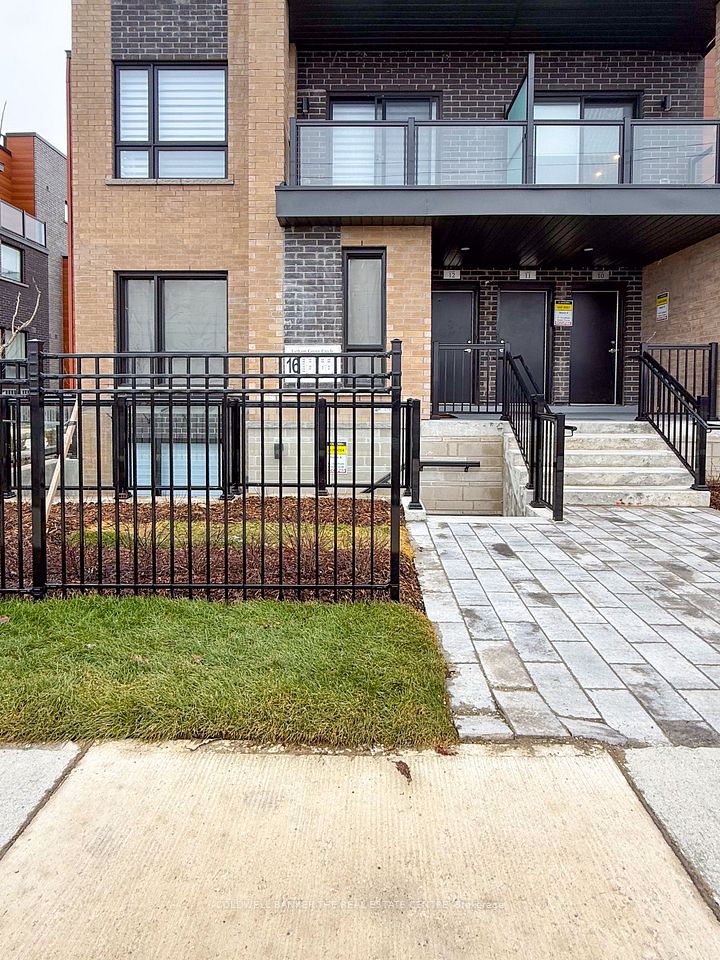 Condo Townhouse at 16 Lytham Green Circle, Newmarket, ON L3Y 0H4, Newmarket