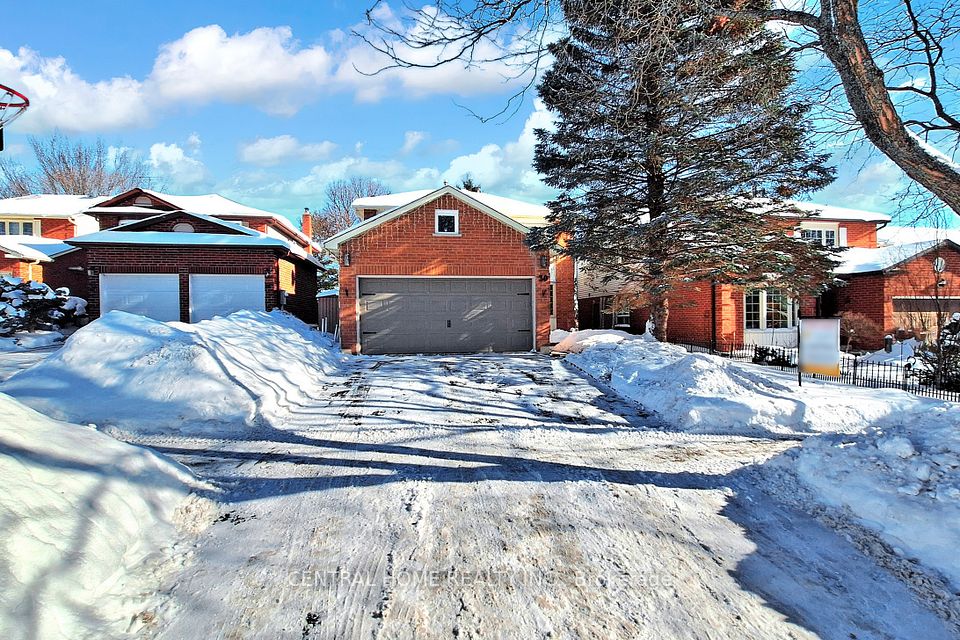30 Moffat Crescent, Aurora, ON L4G 4Z8