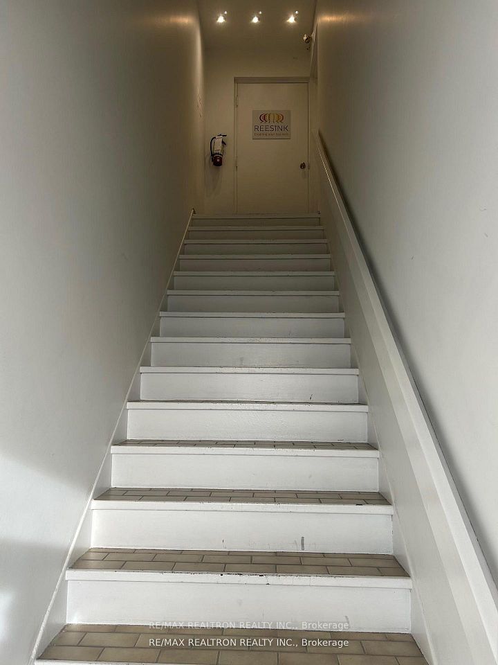 16 Spinnaker Way S 17, Vaughan, ON L4K 2T8