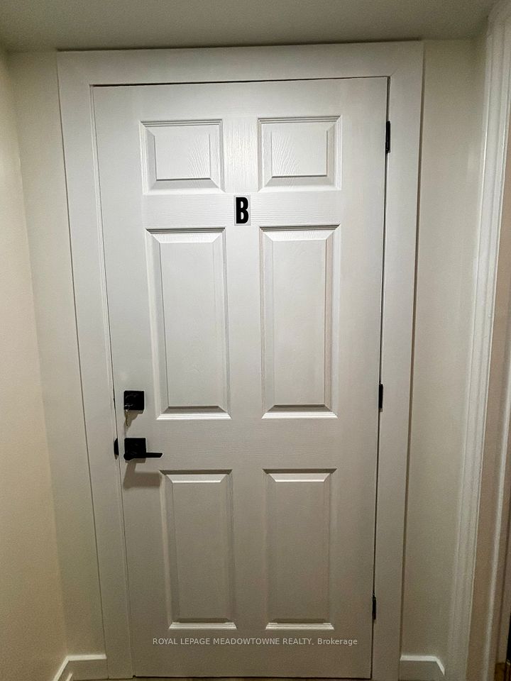 Semi-Detached  at 736 Sunnypoint Drive Basement B, Newmarket, ON L3Y 2Z8, Newmarket