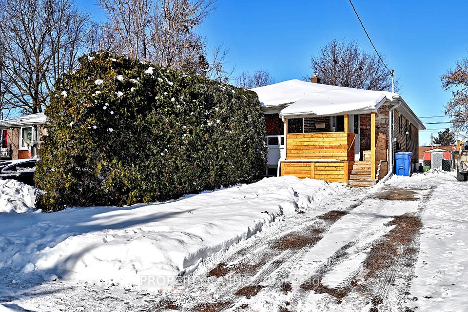 Semi-Detached  at 701 Sunnypoint Drive, Newmarket, ON L3Y 2Z7, Newmarket