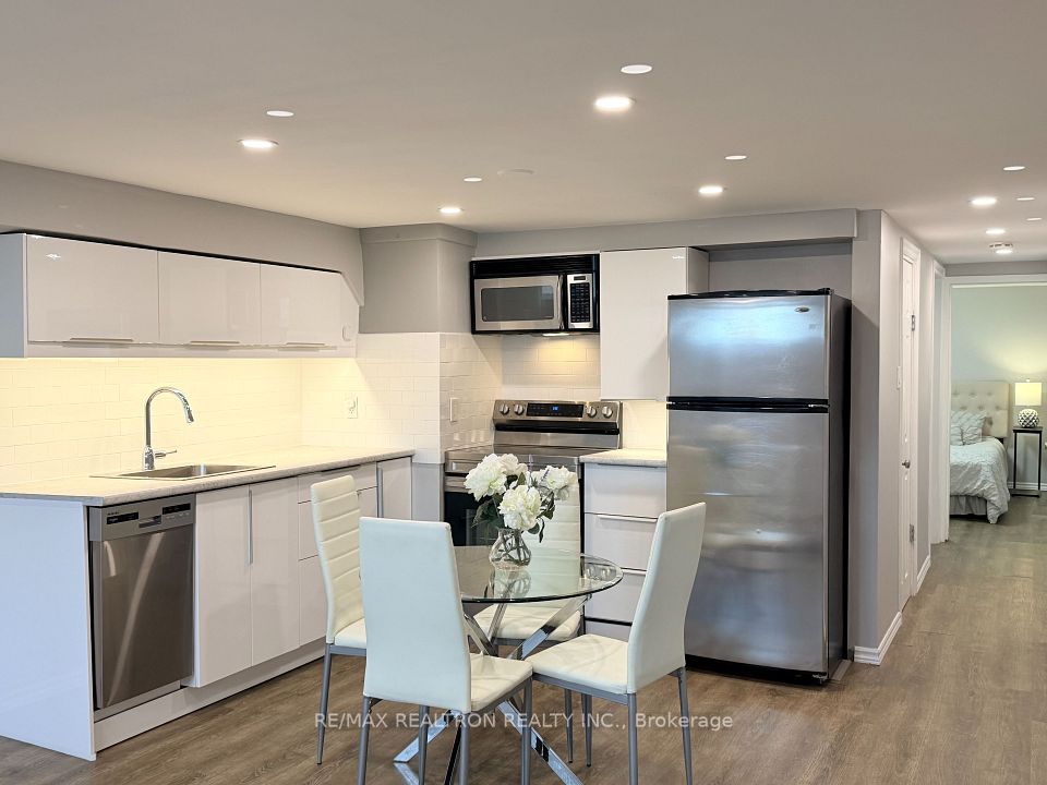 Semi-Detached  at 39 Davis Road Bsmnt, Aurora, ON L4G 2B4, Aurora