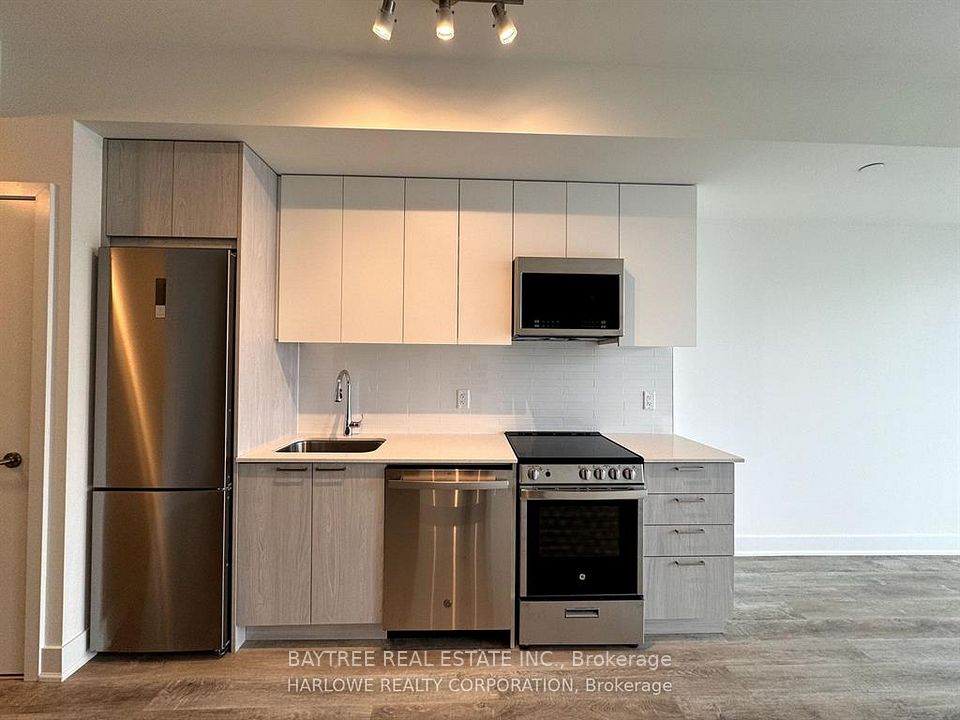 Condo Apartment at 185 Deerfield Road 1412, Newmarket, ON L3Y 0G7, Newmarket