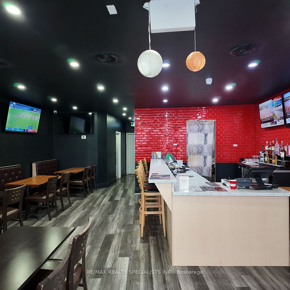 540 Davis Drive 6, Newmarket, ON L3Y 2P3