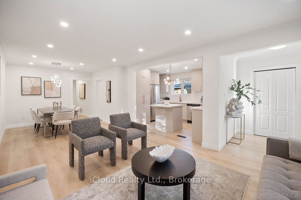 Semi-Detached  at 107 Bayview Parkway, Newmarket, ON L3Y 3W2, Newmarket