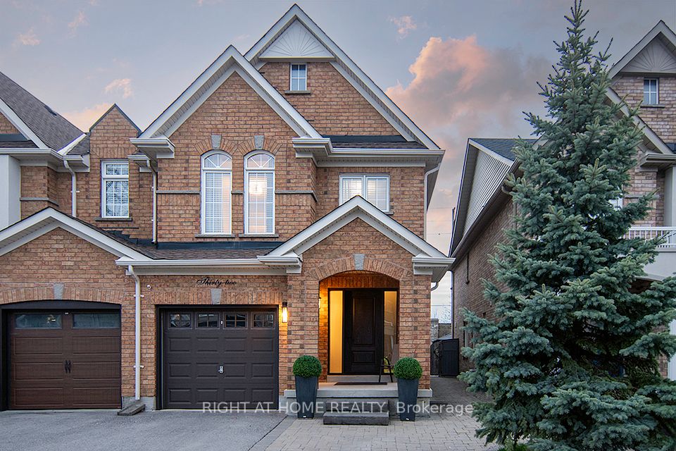 Att/Row/Townhouse at 32 Crestbank Court, Vaughan, ON L6A 0B2, Vaughan