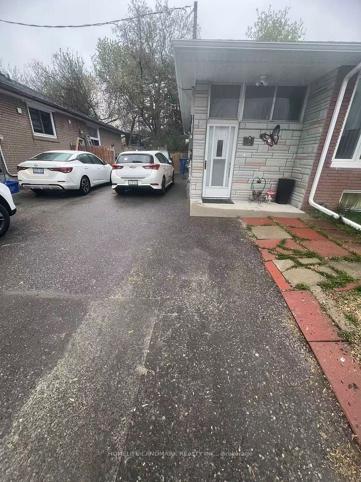 Semi-Detached  at 94 Longford Drive BSMT APT, Newmarket, ON L3Y 2Y4, Newmarket