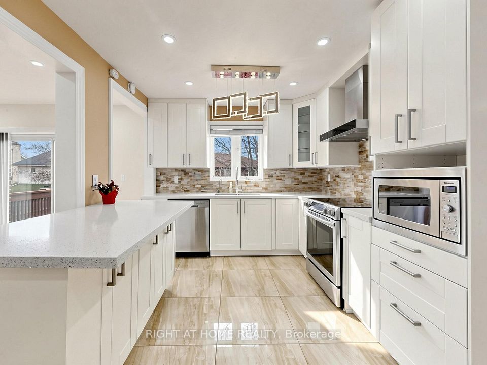 Detached at 86 Howlett Avenue, Newmarket, ON L3Y 5S5, Newmarket