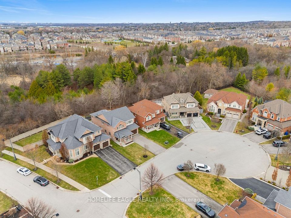 Detached at 10 Fields Court, Aurora, ON L4G 0J5, Aurora