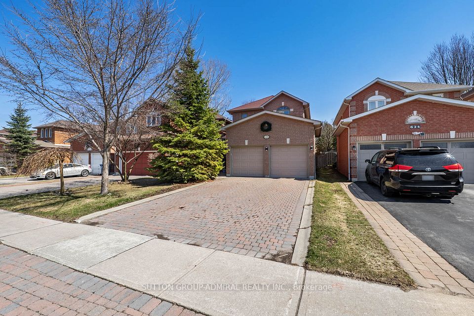 Detached at 626 College Manor Drive, Newmarket, ON L3Y 8M7, Newmarket