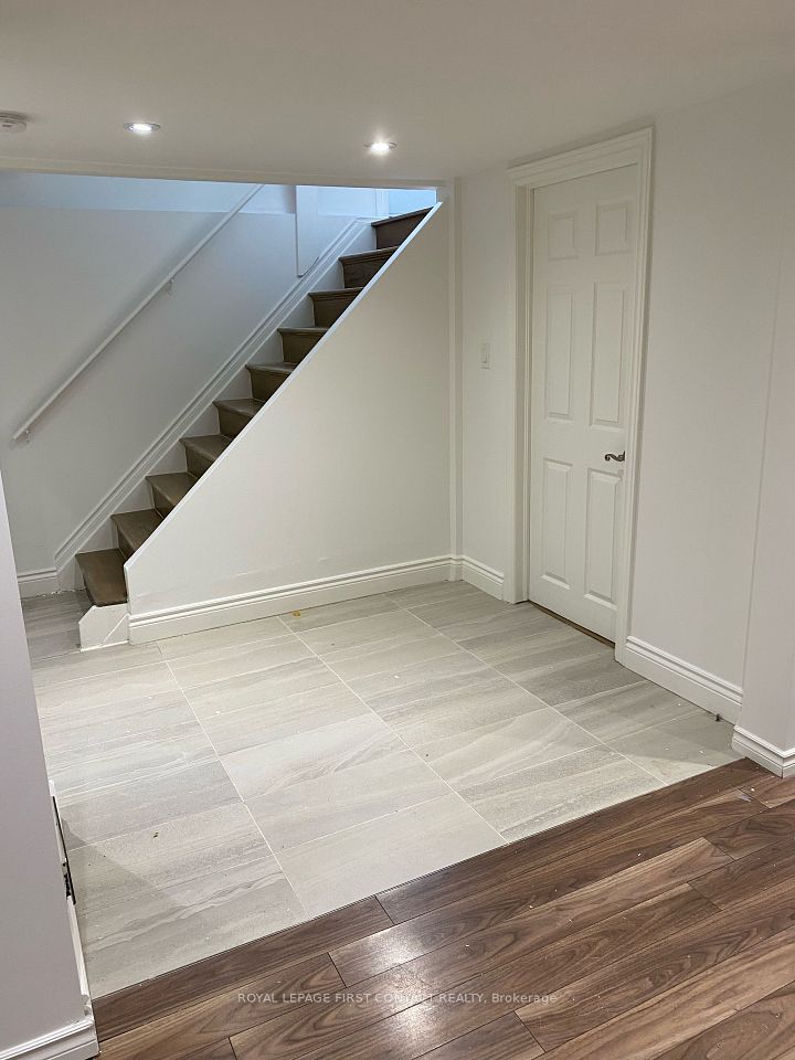Semi-Detached at 560 Heman Street, Newmarket, ON L3Y 2Z3, Newmarket