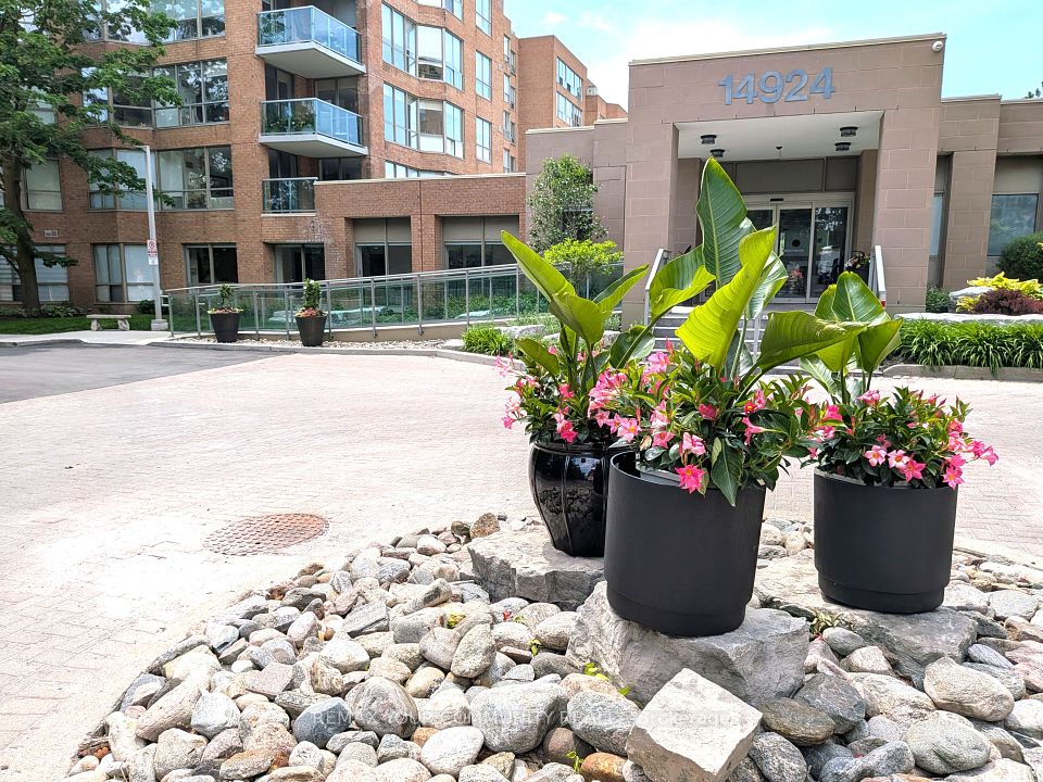 Condo Apartment at 14924 Yonge Street 305, Aurora, ON L4G 6H7, Aurora