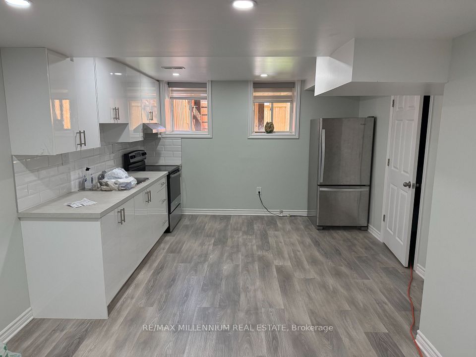 Att/Row/Townhouse at 106 Knott End, Newmarket, ON L3Y 0E4, Newmarket