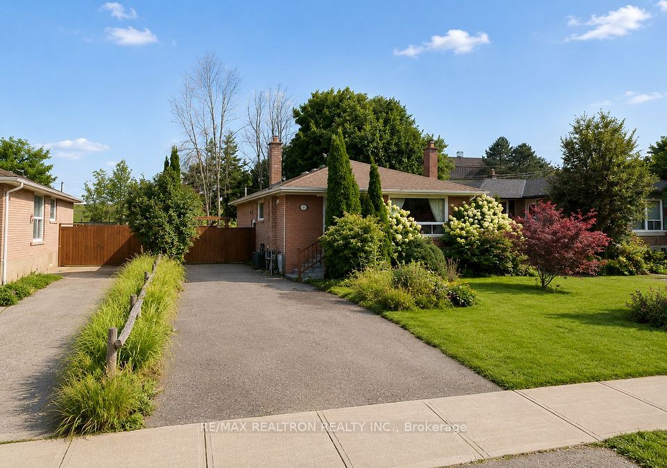 Detached at 13 Aurora Heights Drive Basement, Aurora, ON L4G 2W3, Aurora