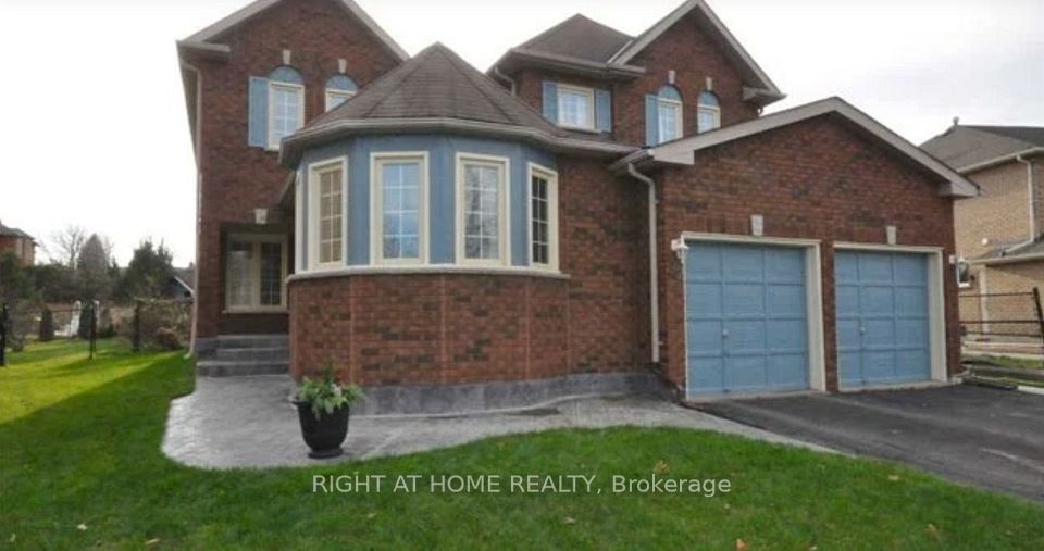 Detached at 92 Nelson Circle, Newmarket, ON L3X 1R2, Newmarket