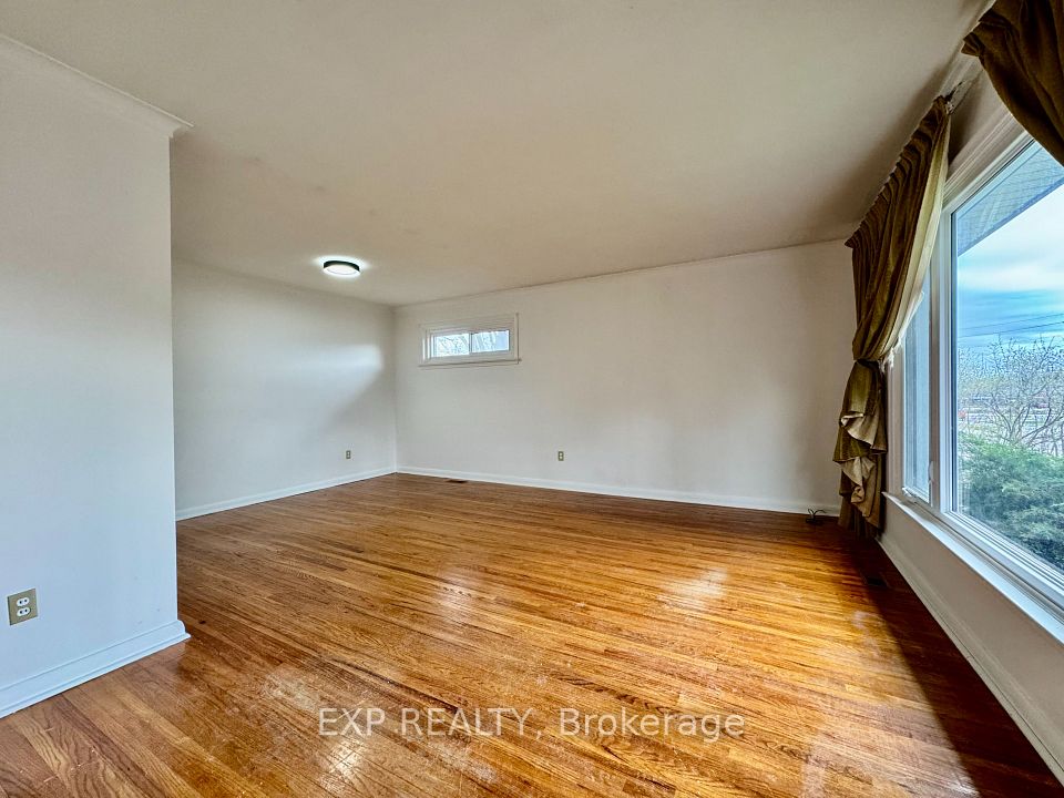 Detached at 29 Bayview Parkway, Newmarket, ON L3Y 3W2, Newmarket